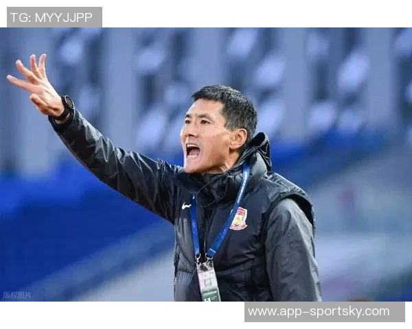 国足主帅邵佳一访问皇马与弗洛伦蒂诺合影并获赠象征荣誉的10号球衣