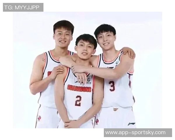 媒体人分享广东全运男篮探班照片赵睿身穿北京T恤与胡明轩崔永熙同框合影